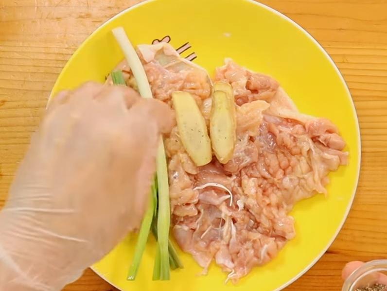 去骨雞腿肉稍微用刀背剁筋,加入醃料抓醃靜置30分鐘備用。