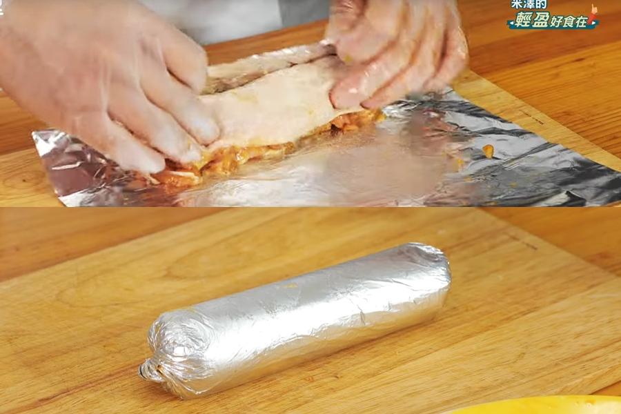 取錫箔紙將雞肉捲起,兩邊如糖果收口捲緊後下壓封口。