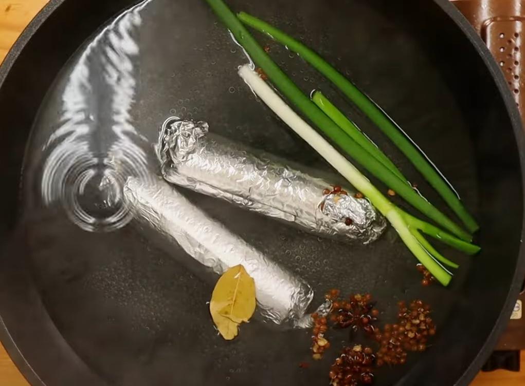 準備一鍋水,放入煮香料和雞肉捲,用中小火微滾狀態,加蓋燜煮約25分鐘。