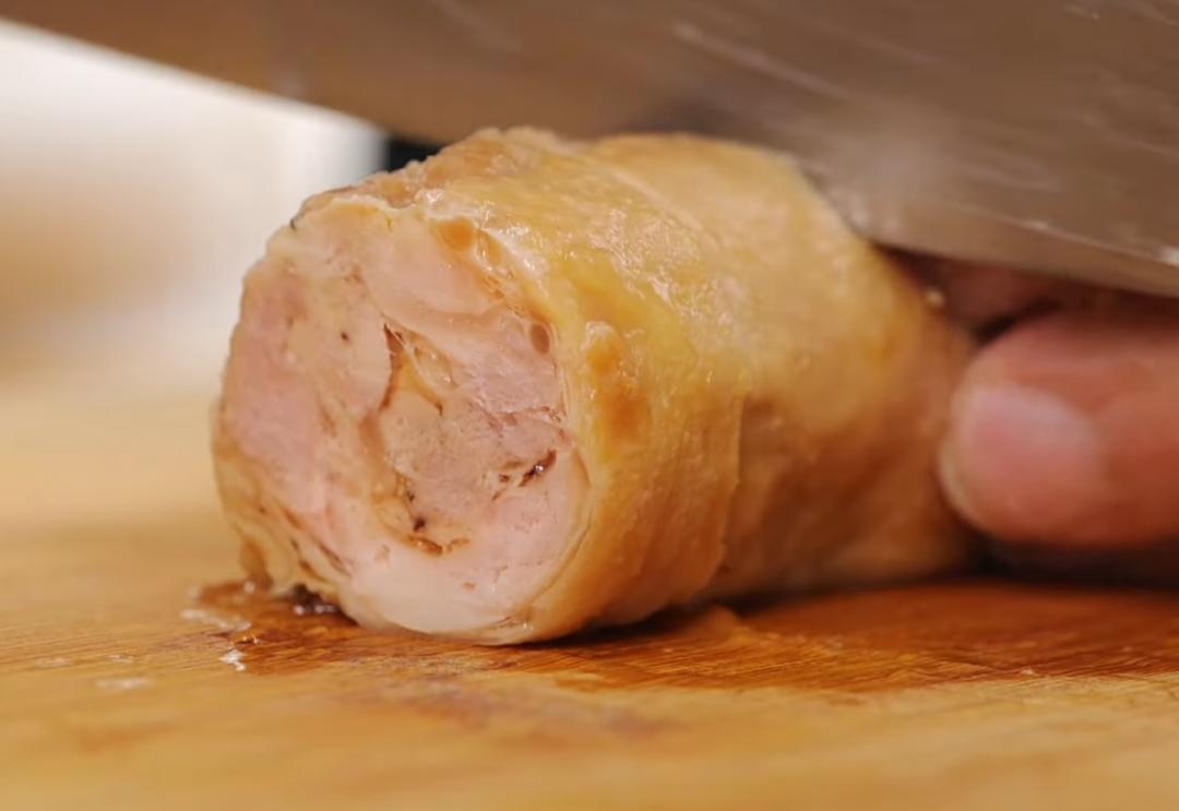 剩餘湯汁過濾掉香料放涼,把剛煮好的雞腿拆封後放入,浸泡冷藏一晚,上桌前切塊即可。