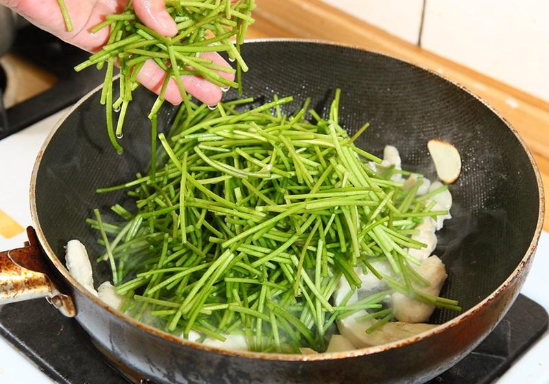水蓮「先洗再切」才正確！下鍋前多一步驟炒起來更爽脆無土味