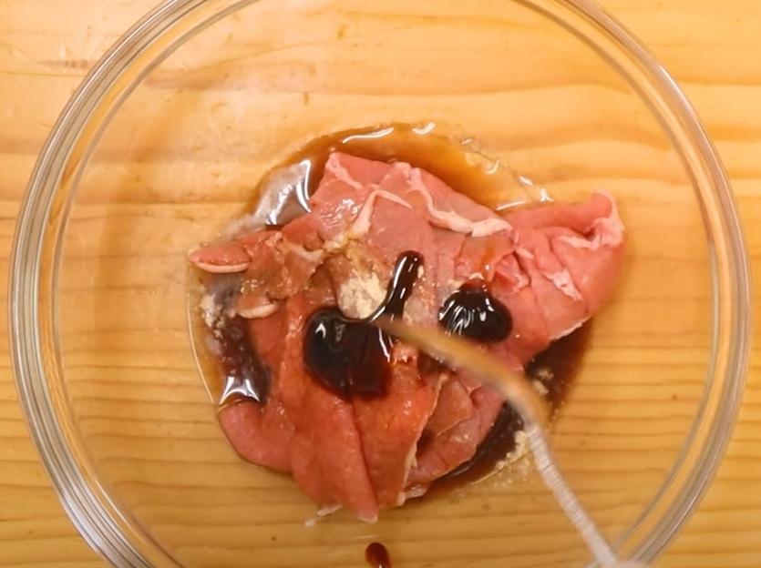 牛肉片加入適量蠔油、醬油、米酒、白胡椒、水抓醃，再加入跟1/3顆雞蛋和太白粉拌勻略醃10分鐘。