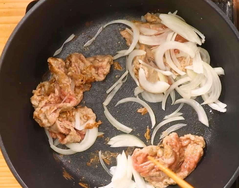 熱油鍋，放入牛肉、洋蔥炒香炒熟後取出盛盤。