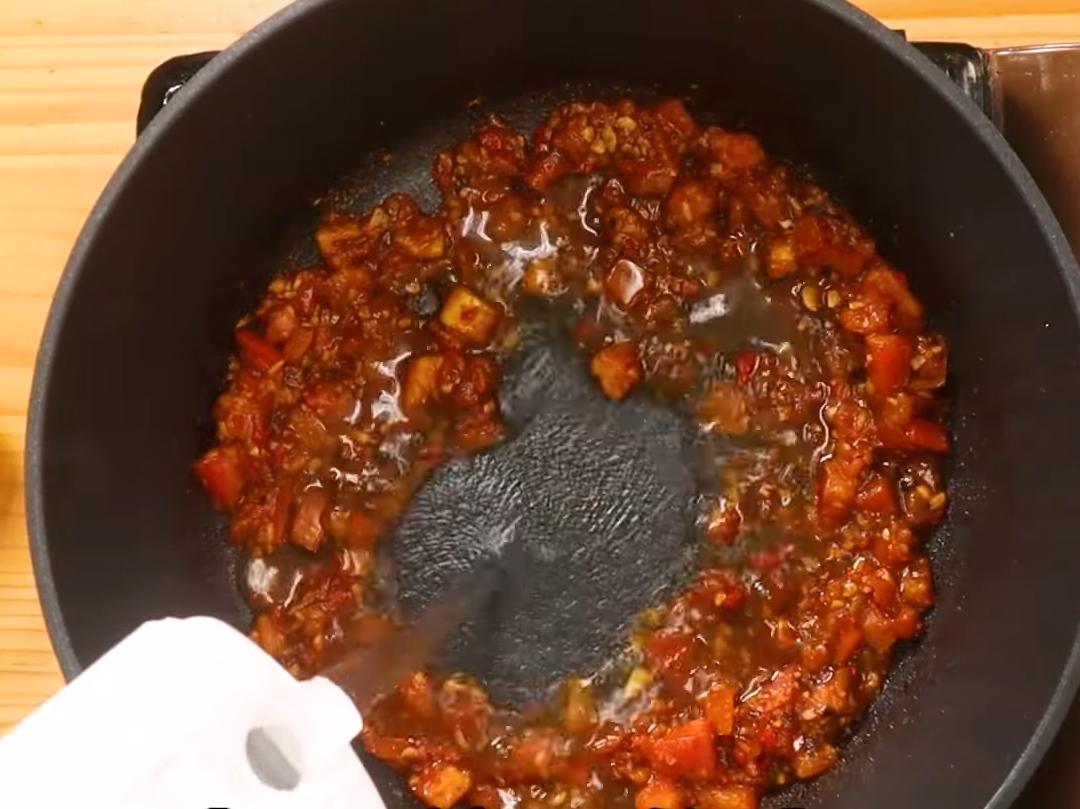 同鍋放入薑碎、蒜碎炒香，加入番茄丁續炒後加糖、醬油、適量水、白胡椒、鳳梨丁，煨煮到牛番茄軟化。