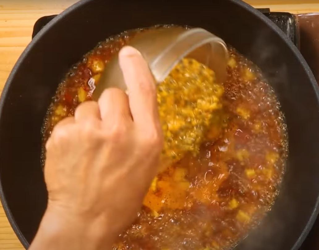 加入魚露、百香果、檸檬汁，倒入剩餘蛋液煮到喜歡的熟度，淋在牛肉片，放上香菜裝飾即完成。