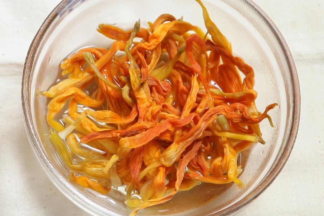 金針「新鮮VS.乾燥」食用前處理步驟大不同！煮錯影響口感還恐中毒