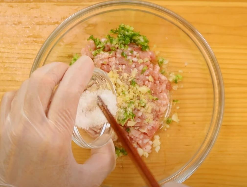 絞肉與薑末、蒜末、蔥、雞蛋、鹽、蠔油攪拌均勻。