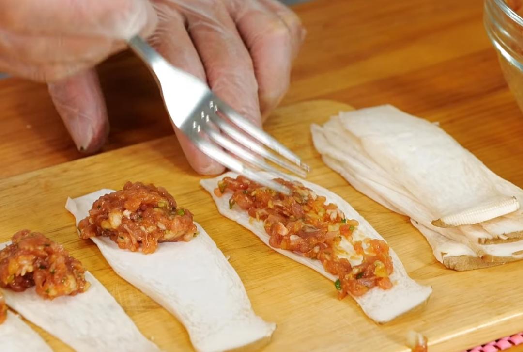 杏鮑菇刨成薄片或切薄片，均勻鋪上適量餡料。
