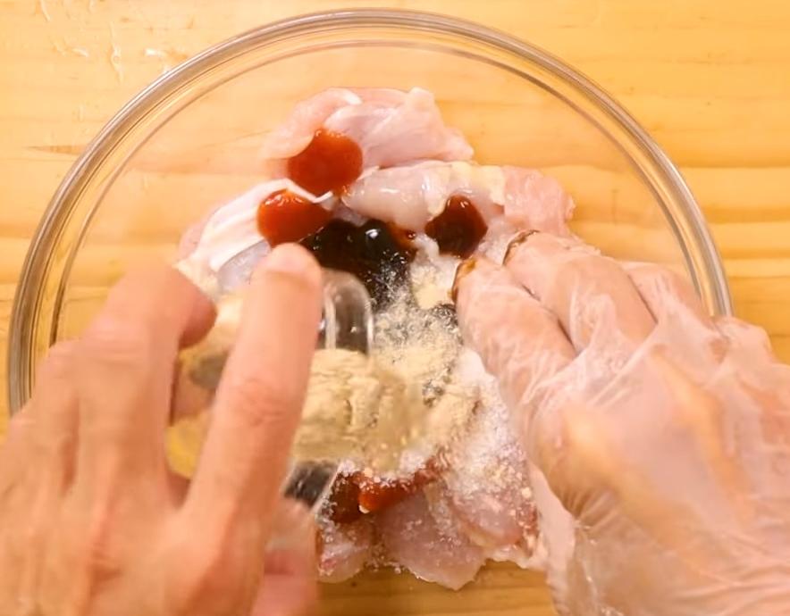 雞腿去皮（留用）切塊，與醃料混和略醃10-15分鐘。