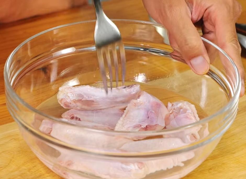 雞翅洗淨，放入5%濃度的鹽水中泡5分鐘，可用叉子在雞翅上刺一刺加速入味。將玉米煮熟或直接蒸熟切下玉米粒備用。