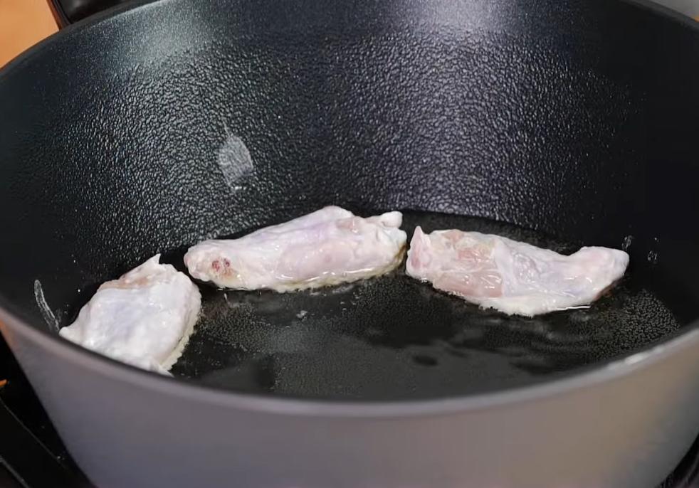 將醃製好的雞翅取出撒上一些玉米粉，用淺油鍋半煎炸，或放入氣炸鍋設定攝氏200度炸約7-8分鐘至金黃酥脆取出。