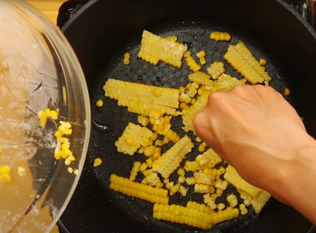 玉米沾上剩餘玉米粉，放入同油鍋略煎上色。