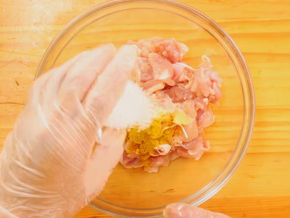 雞腿肉洗淨切塊用紙巾吸乾水份，加入油以外的所有醃料拌勻，抓拌至碗底無水分，接著才倒少許油拌勻，醃放至少30分鐘。