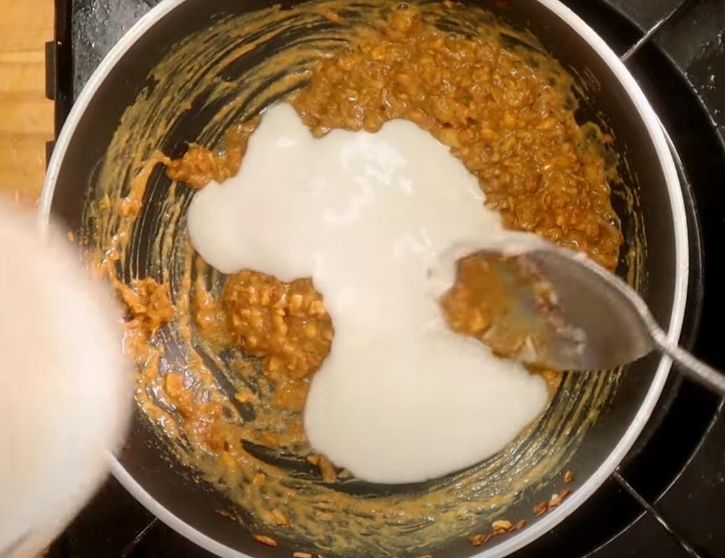 開小火，下椰漿、椰糖、魚露、辣椒醬和適量水攪拌均勻，小火慢煮3-5分鐘，直到變成濃稠醬狀，熄火放涼。