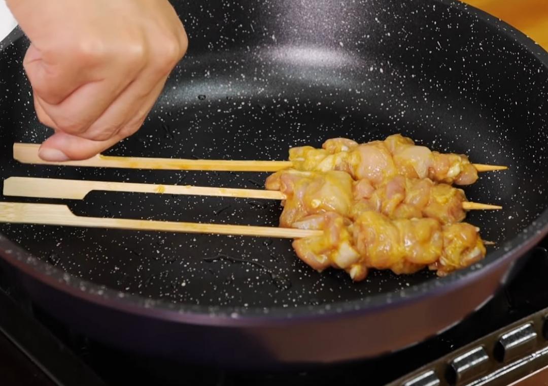 將醃好的雞肉串在竹籤上，每支約4～5塊。取平底鍋放入肉串以中火煎烤，每面約3～4分鐘，至熟透後起鍋，搭配沙嗲醬一起上桌即完成。