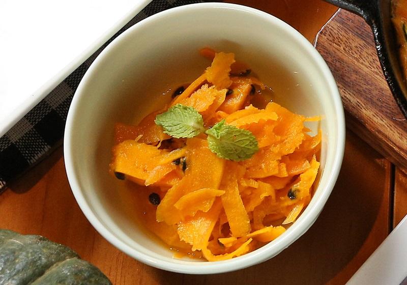 南瓜切薄片後加鹽，殺青醃放約2小時。