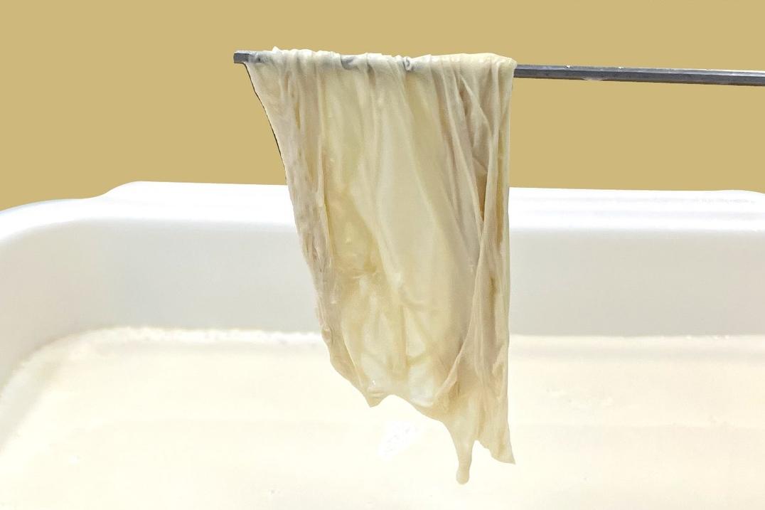 「自製豆皮腐竹」原理超簡單！一支筷子＋喝不完的豆漿輕鬆DIY