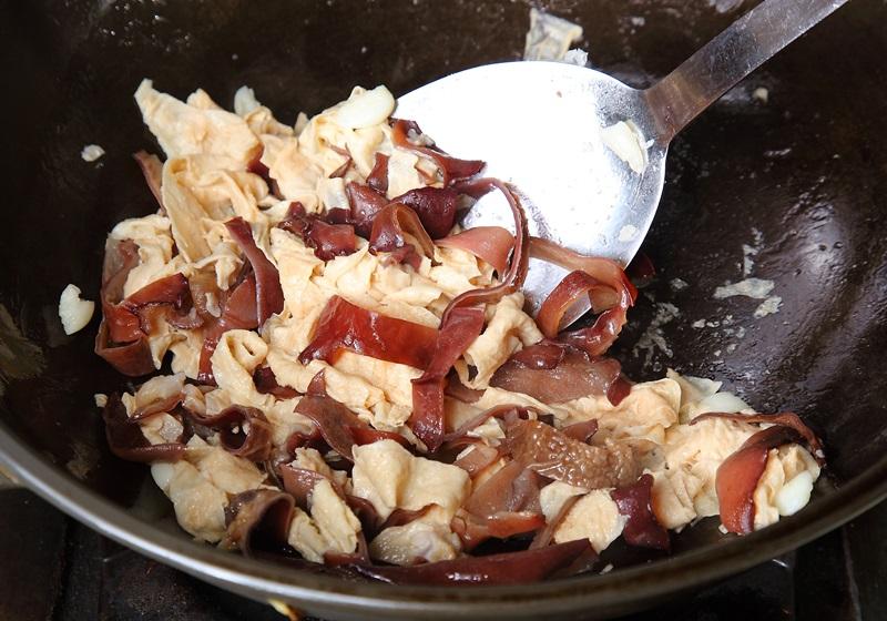 「自製豆皮腐竹」原理超簡單！一支筷子＋喝不完的豆漿輕鬆DIY