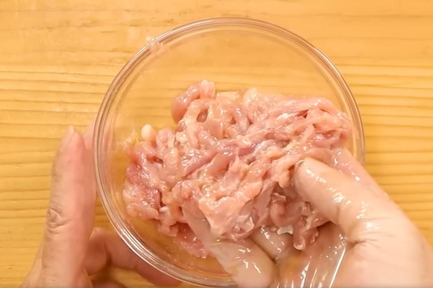 里肌肉絲加入太白粉、油以外的醃料抓醃，至碗底無水分，最後才依序加太白粉、油抓勻備用。豆乾對切再切絲，蒜頭切碎，青、紅辣椒切片，青蔥切小段備用。
