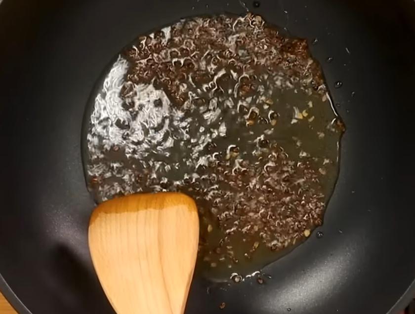 取一支炒鍋，加入2大匙香油和2大匙沙拉油，放入大紅袍花椒，以中小火將花椒煉出香氣，濾出備用。