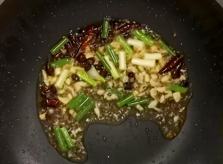 原鍋原油，加入辣椒、蒜碎、蔥爆香，再加入肉絲、糖、辣豆瓣、醬油翻炒均勻。