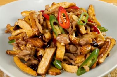 經典熱炒「豆乾炒肉絲」軟嫩下飯！醃肉打水到爆香步步藏學問