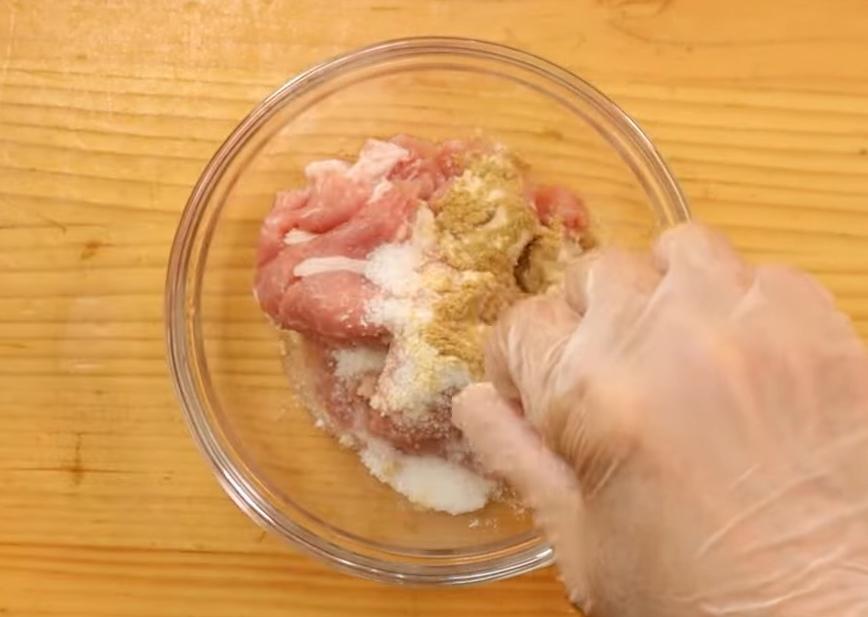 肉片1開3切成小片，加入糖、白胡椒、香菜粉、醬油、蠔油、蒜泥混合後醃放備用。