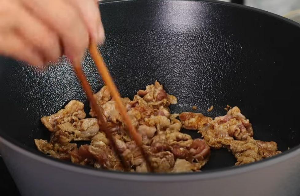 取炒鍋，將豬肉片炒熟後起鍋。