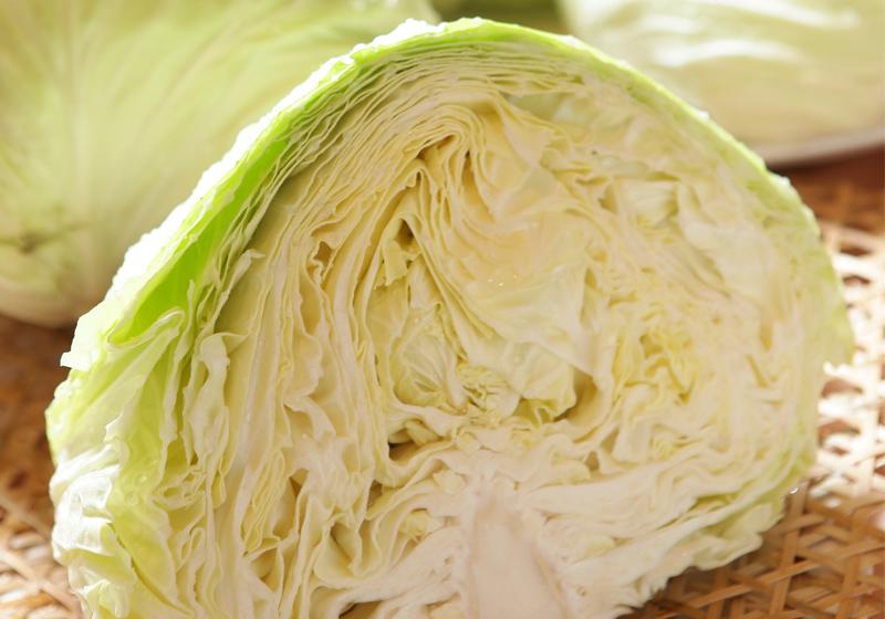 高麗菜「正確切法」更順手又爽脆！切絲、切片料理口感差很多