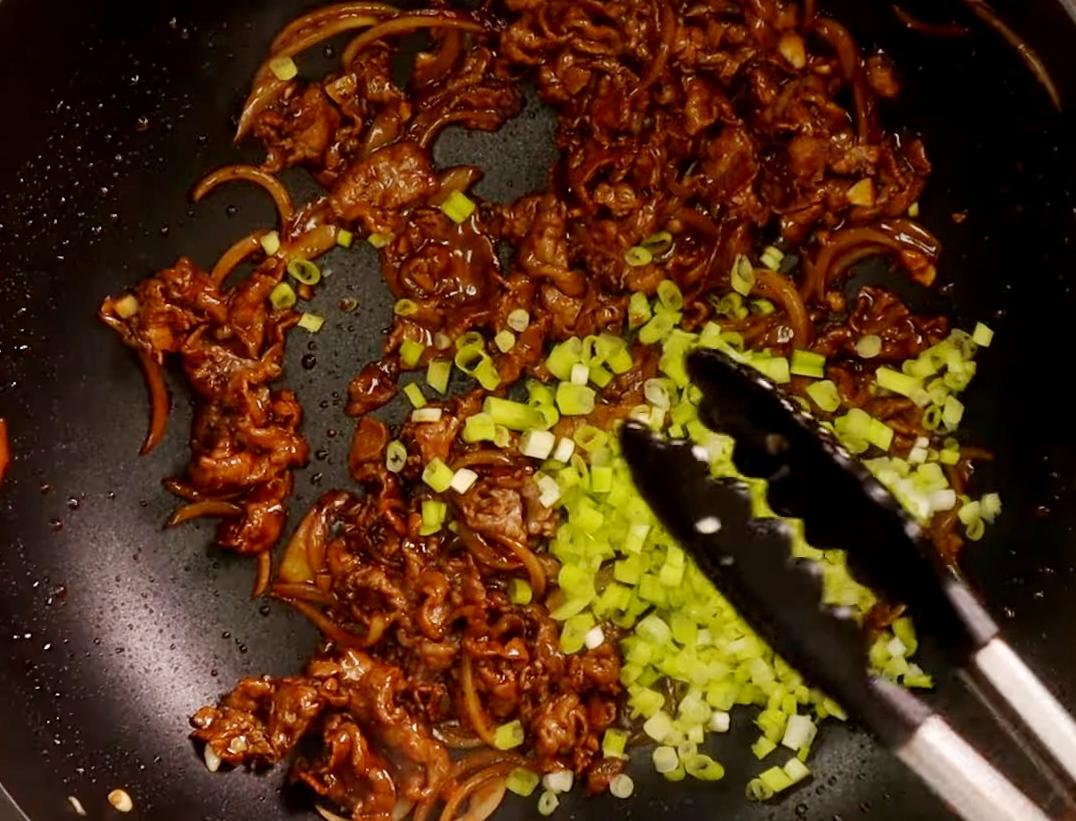 加入調味料及蔥花拌勻，取出放涼備用。