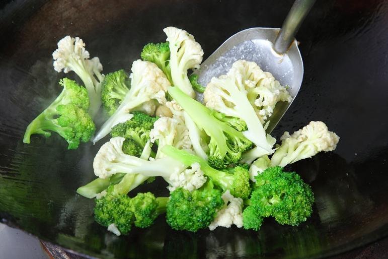 青花菜不是花椰菜！２種蔬菜品種差異一圖看懂：防癌護眼別吃錯