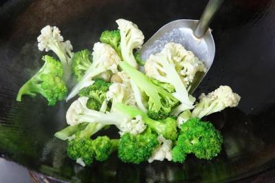 青花菜不是花椰菜！２種蔬菜品種差異一圖看懂：防癌護眼別吃錯