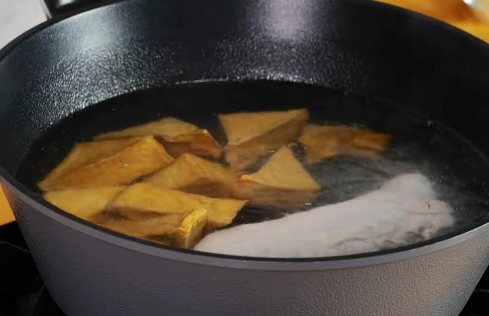將三層肉與三角油豆腐用滾水汆燙掉雜質後洗淨。粗米粉洗淨，再濾乾水分。將配料中的芹菜、蒜苗、香菜都切成小段狀備用。