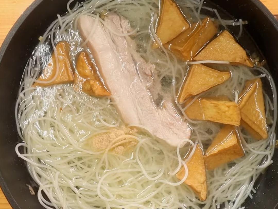 取一個炒鍋，先用少許油將紅蔥頭爆香，再加入水、所有調味料、三層肉、三角油豆腐、粗米粉一起煮約15分鐘。