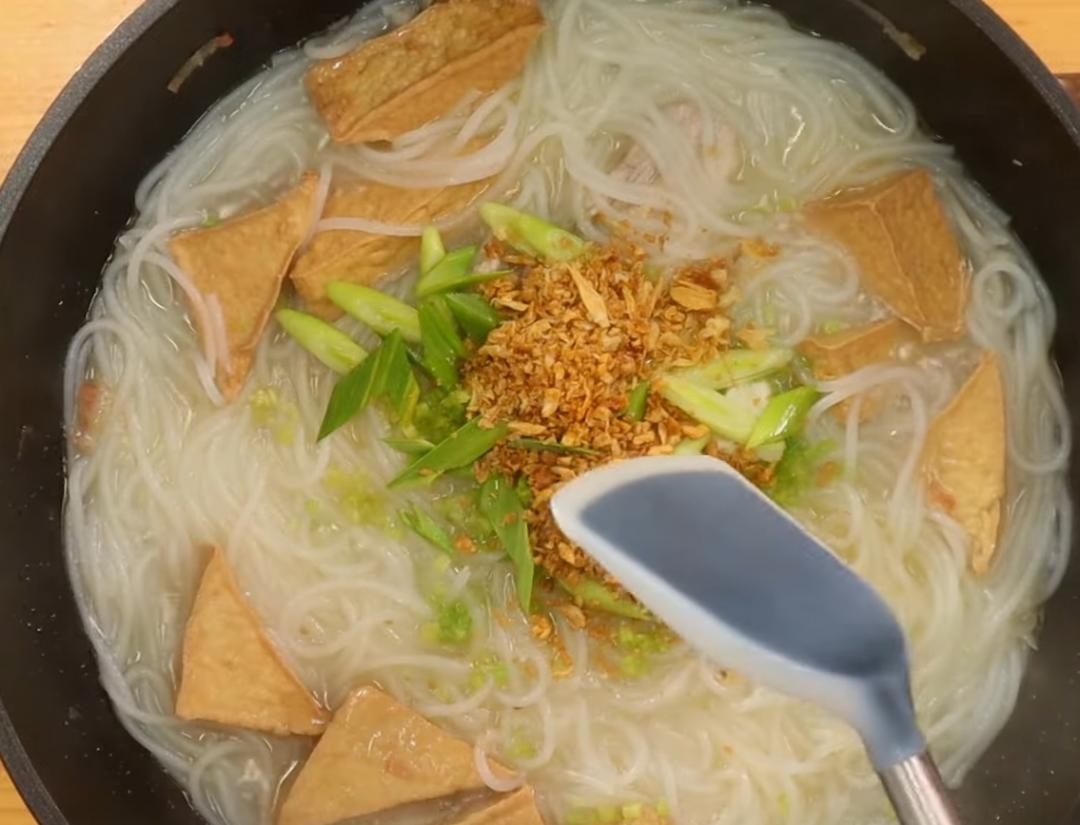 煮好的三層肉取出切片，三角油豆腐對切放入盤中。米粉湯加入芹菜、蒜苗、紅蔥酥、蒜頭酥拌勻即可起鍋。