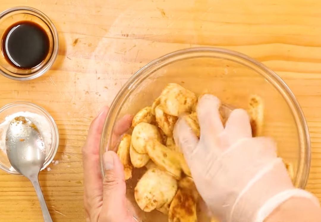 杏鮑菇切片後用素沙茶醬、醬油、太白粉抓醃5分鐘。將醬油、胡椒、糖、素蠔油、烏醋拌勻備用。