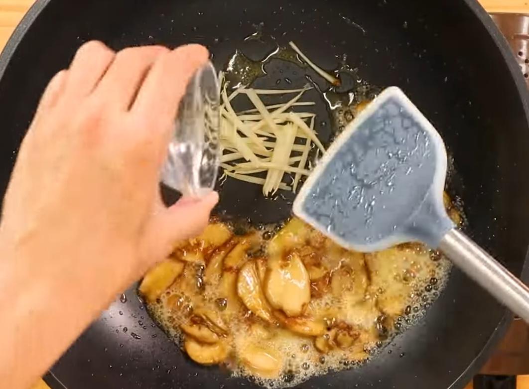 熱鍋加入沙拉油，放入杏鮑菇煎至上色後放入薑絲煸香。