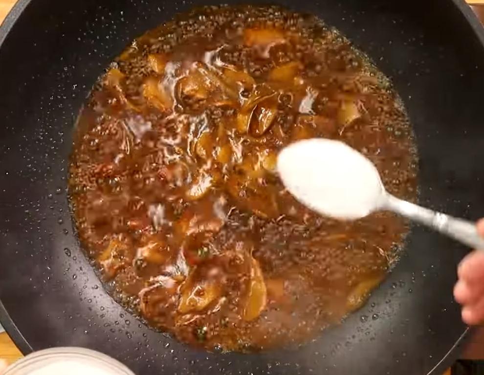 倒入調好的醬汁拌炒，接著放水煮滾後勾芡。