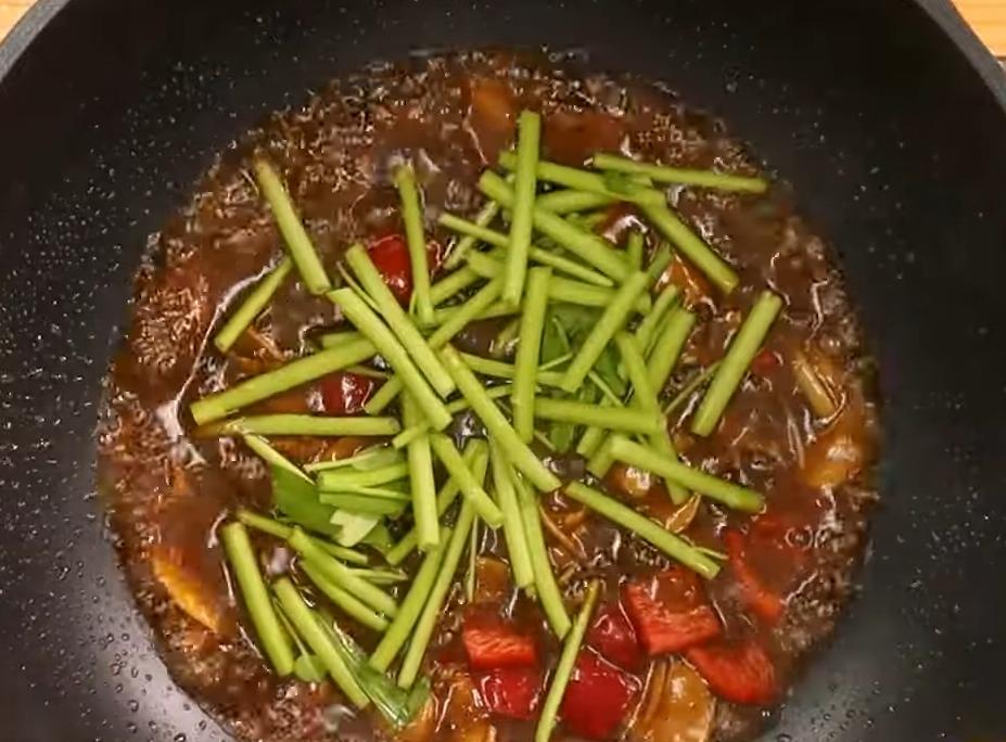 最後放入空心菜、紅甜椒段開大火翻炒，起鍋前淋上素沙茶油提香，澆淋在白飯上即完成。