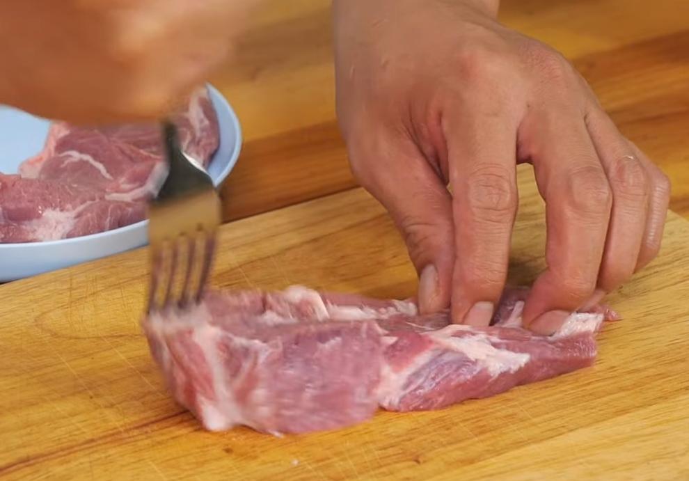 豬肉洗淨切成大塊條狀,用叉子在肉上戳洞,以利後續入味。