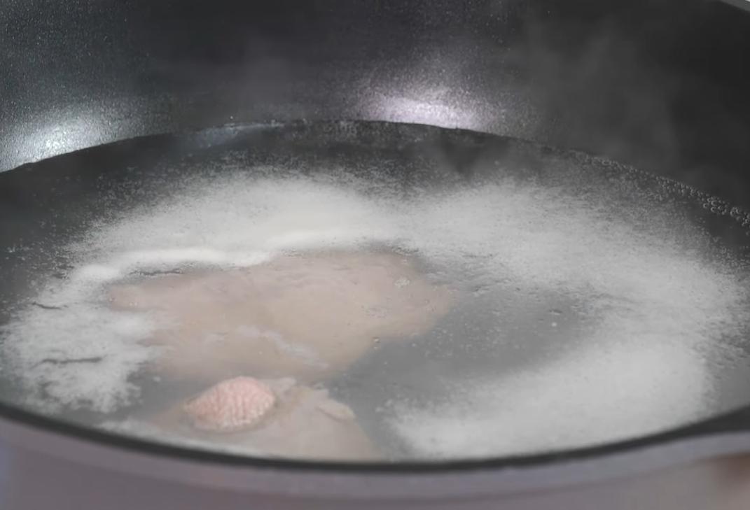 準備一鍋溫水,將豬肉放入慢煮至滾,待雜質浮出後將豬肉取出。