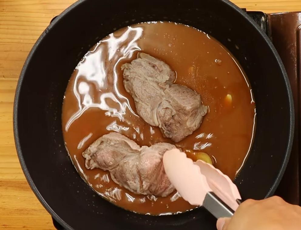 另取一個鍋子,倒入養樂多、醬油、蠔油、紅麴醬、胡椒粉、米酒、糖、薑片、蒜片拌勻,接著放入汆燙好的豬肉塊,開中小火加蓋燉煮約20分鐘。
