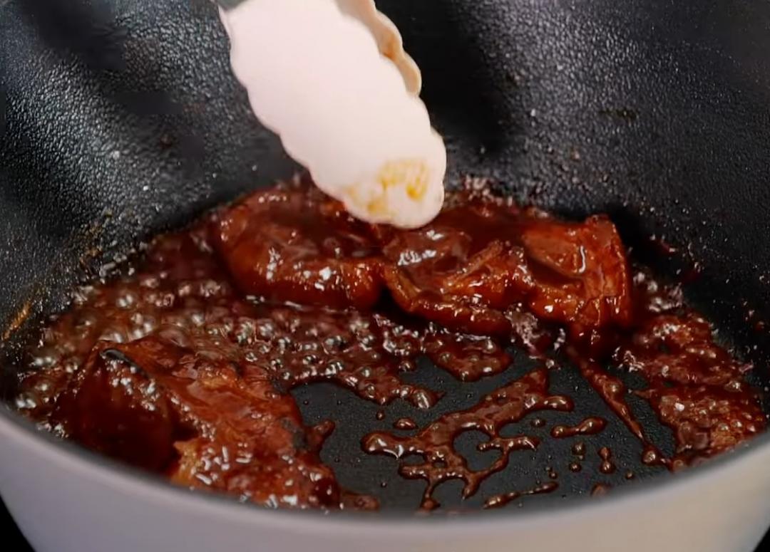 開蓋後繼續燉煮至收汁濃稠,用筷子能輕鬆插入豬肉即可,取出豬肉後切片,淋上鍋中剩餘的湯汁即可上桌。