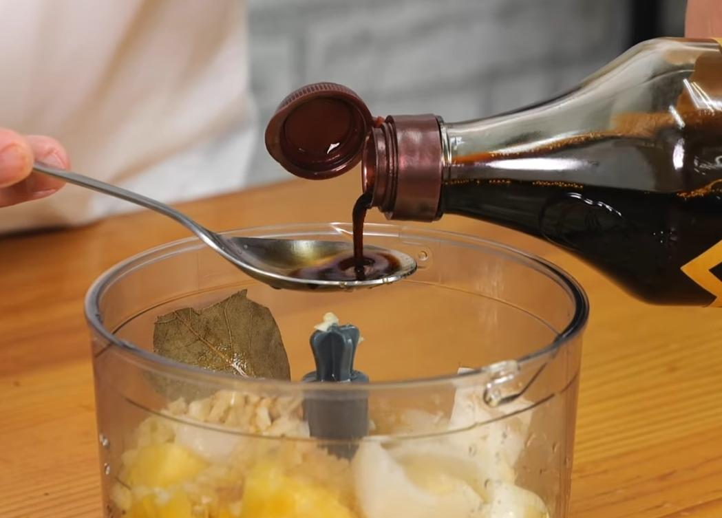 將全部醬汁材料放入果汁機打成泥。