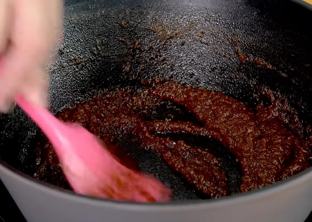 醬汁材料倒入鍋中，以中小火邊攪拌邊煮至濃稠狀。