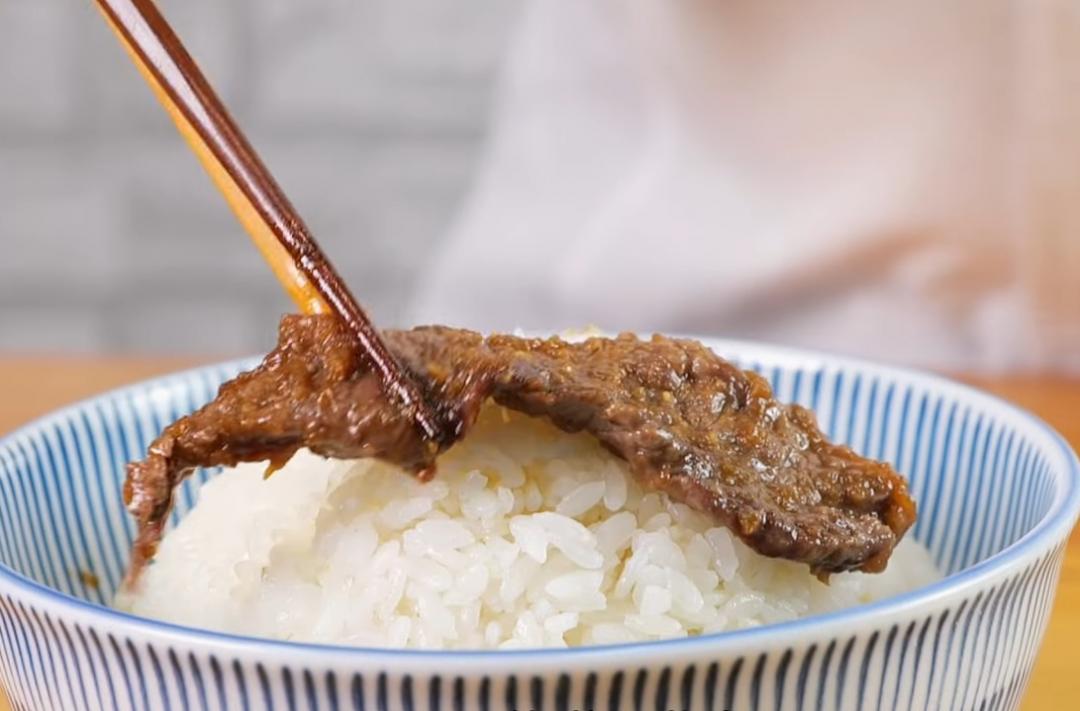 白飯略疊成小山狀，將煎好的肉片一片一片鋪在飯上，再放上溏心蛋及蔥絲、辣椒絲點綴，撒上白芝麻即完成。