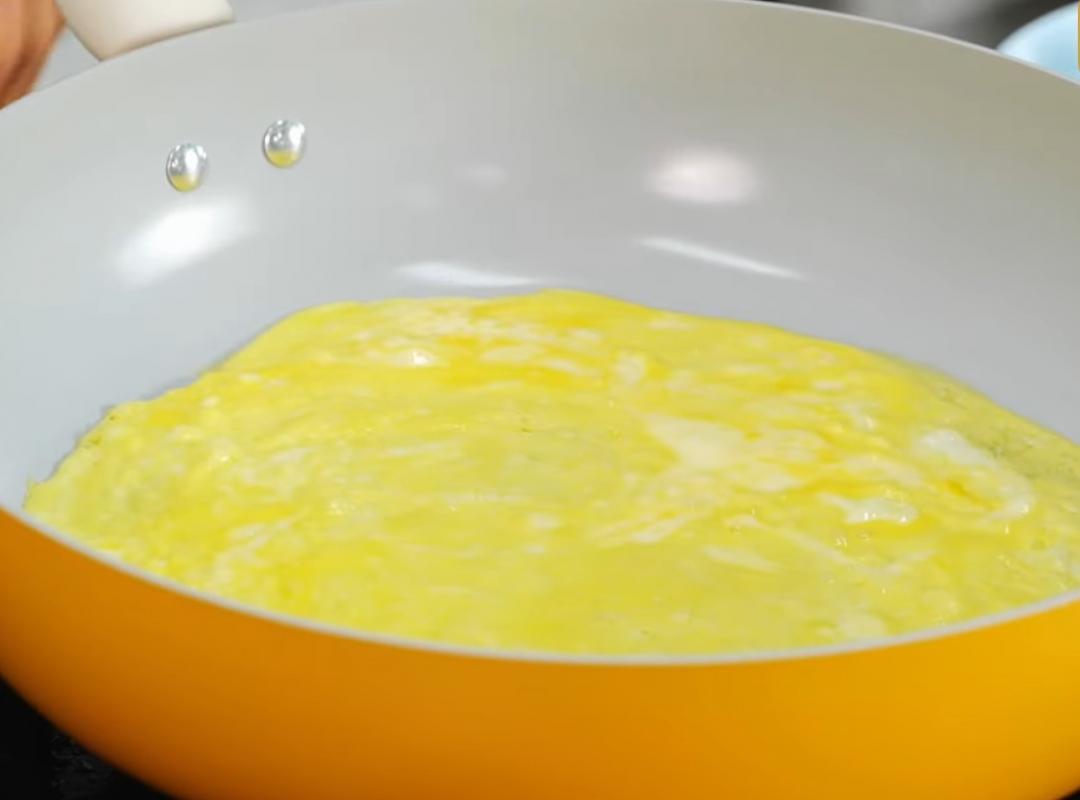 雞蛋打散,煎成蛋皮,之後取出切細絲備用。鯛魚取部分切小丁,豬五花皮切成小塊,一起放入鍋中煎成酥脆狀,取出備用。