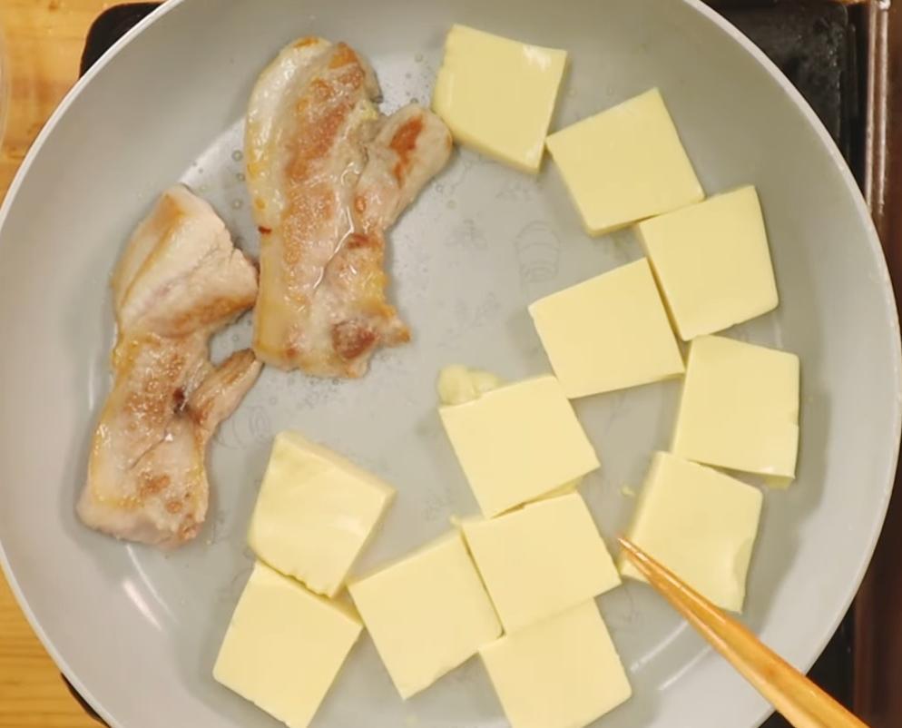 整塊五花肉放入鍋中兩面煎上色,之後取出剪成條狀備用。雞蛋豆腐放入鍋中兩面煎上色。