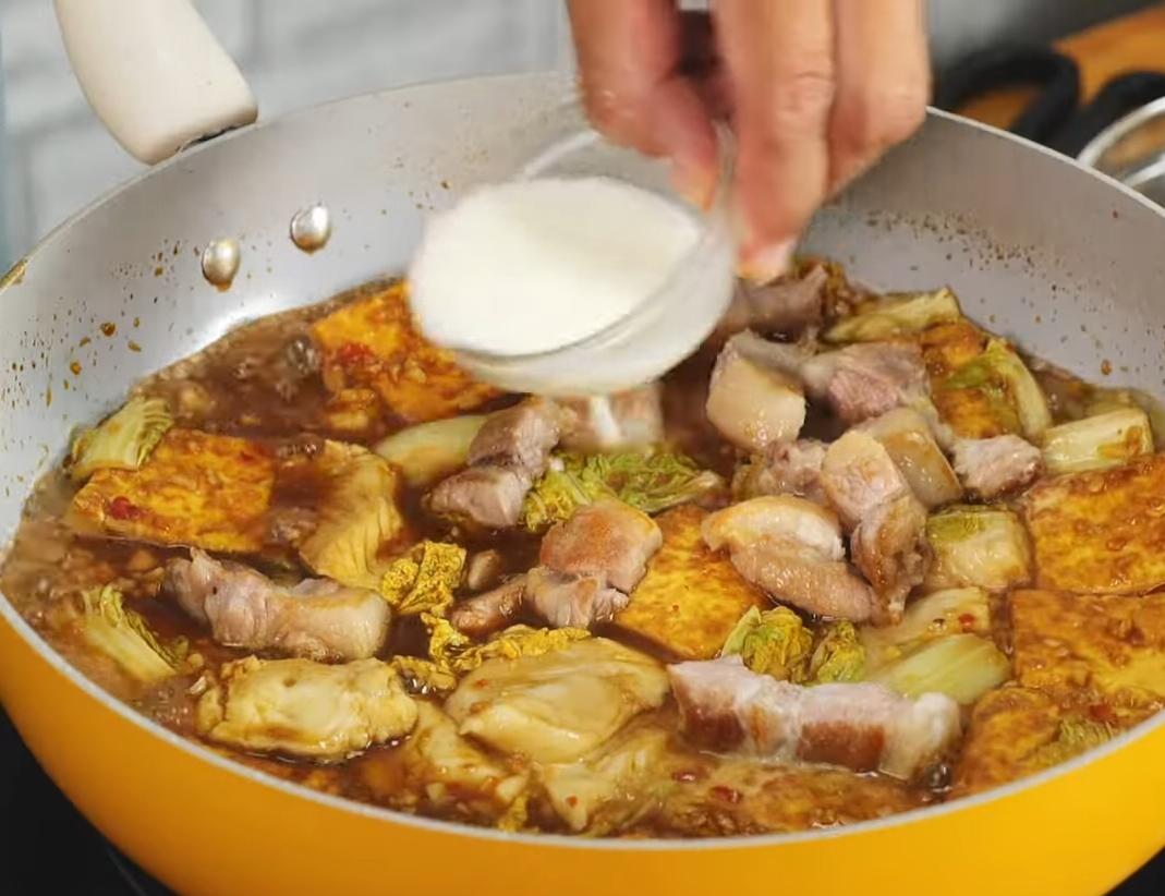 煨煮至娃娃菜變熟,放入豬五花肉、鯛魚片,最後利用玉米粉勾芡。裝鍋後放上蛋絲、青蔥跟辣椒裝飾,撒上豬皮酥、魚酥即可上桌。