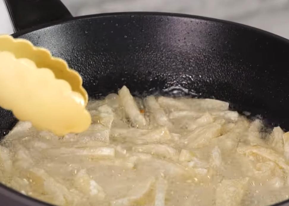 熱一鍋油,將抓餅放入約攝氏170度的油鍋中炸至膨脹上色,撈起備用。